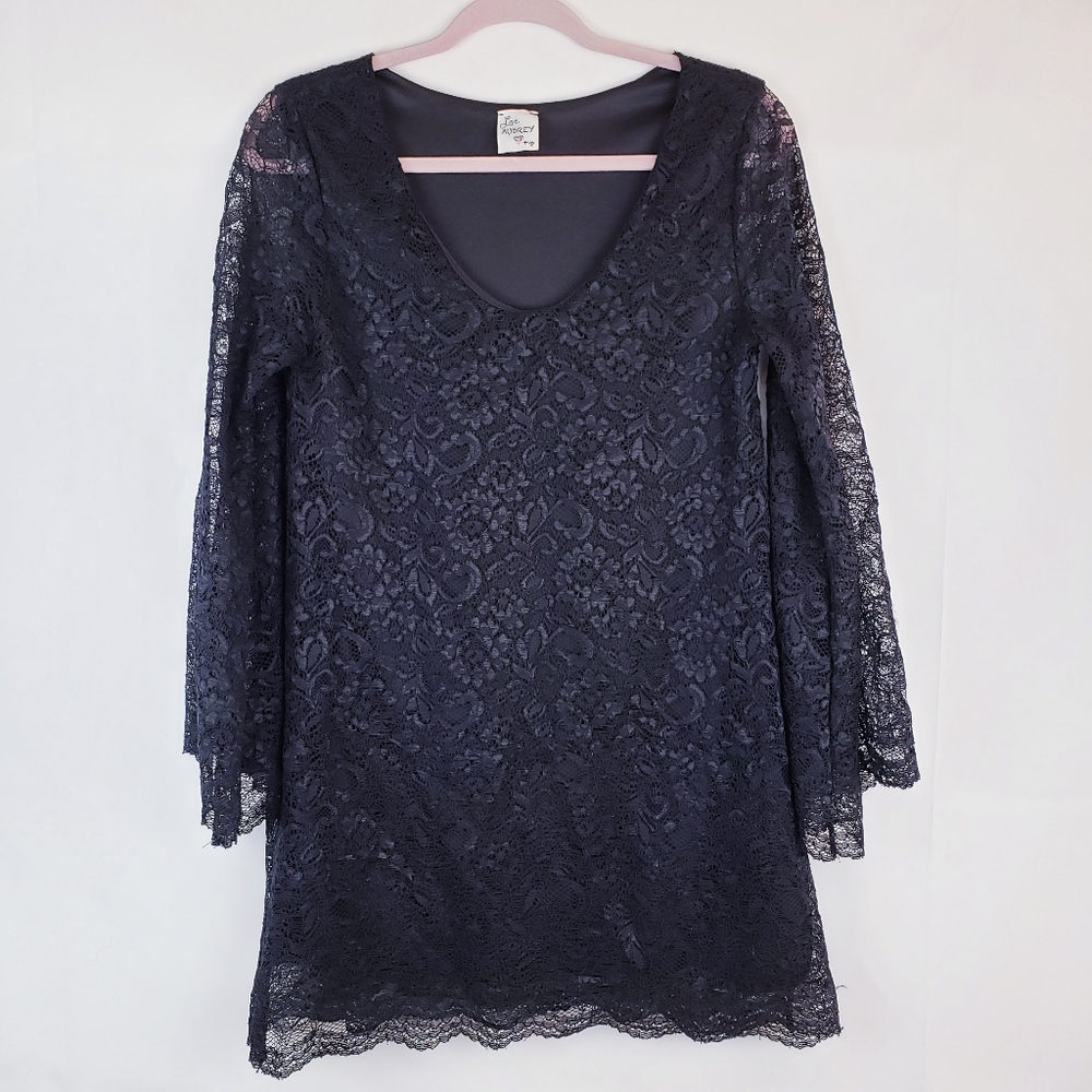 Audrey love Womens lace tunic blouse bell sleeve Lined size medium
